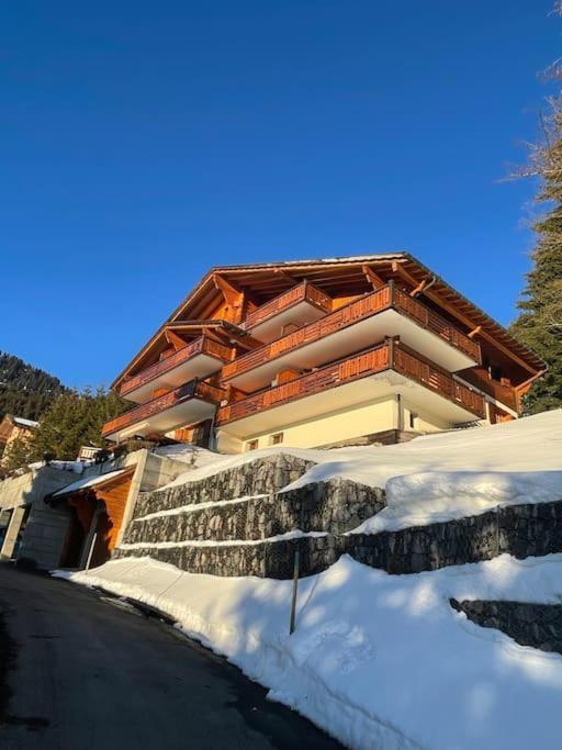 With Stunning View! Ski-in, Ski-out Apartment *